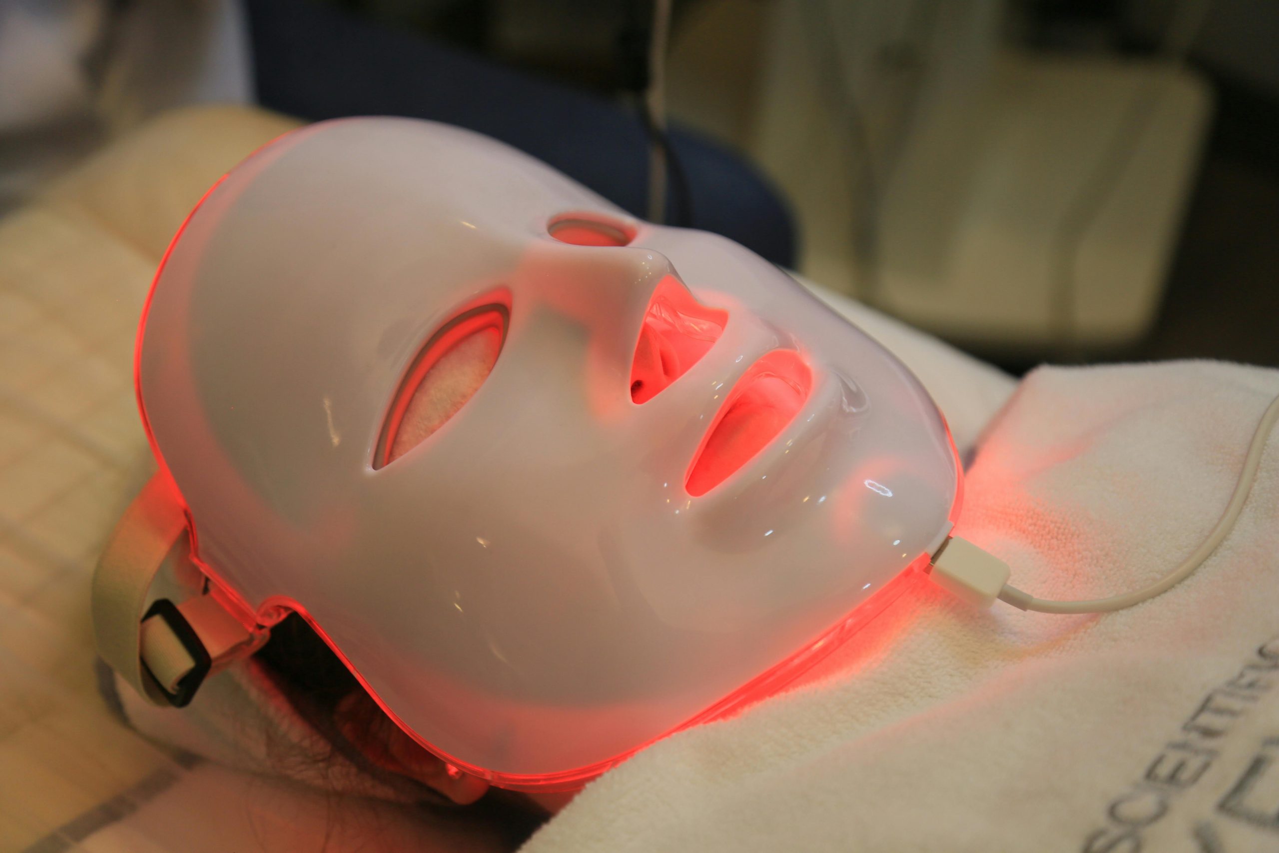Get Hollywood Skin and Glow Brighter with a Multi-Light Face Mask thumbnail